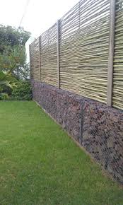 Mur Gabion Bas Cloture Bois Haut Batons Pose Horizontale Jardinet Jardin Moderne Cloture Jardin Jardin Contemporain