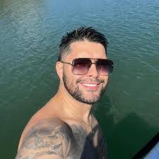 Edwin Uribe's Instagram, Twitter & Facebook