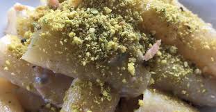 Fate scaldare in una padella l'olio extravergine d'oliva con la cipolla affettata finemente a fuoco medio in modo tale che la cipolla appassisca senza bruciare. Pasta Al Salmone 7 Ricette Semplici E Veloci Per Un Primo Piatto Da Re