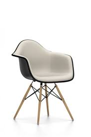 These revisions, which are aesthetically almost imperceptible, increase the comfort of this classic chair design, especially in combination with contemporary tables. Vitra Plastic Chair Daw Charles Ray Eames Uber Modern