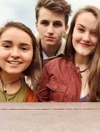 ah idk, something deep and artsy about cities and rain or something _ 📷:  @aoife_morrison