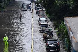 Kejadian lainnya yang tidak kalah mengejutkan adalah adanya banjir bandang dimana air meluap dan banyak. Mobil Terendam Banjir Ini Estimasi Perbaikan Di Beres Daihatsu