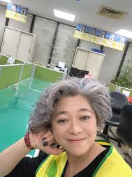 晚上要跨年～來喔！ 酒自帶，菜我招待歌唱到飽～ 我今天下午值班，晚上有約，要來的人麻煩不要太早到，怕還沒有見到我，就醉了🤣  我值班～我ㄟ怕，怕鬼，我做好多虧心事喔！拜托別來找我，要找我，記得拿業績來找我ㄟ🤔