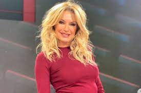 Yanina latorre, quien está varada en miami con su familia, contó que su compañera de polino auténtico la llamó para pedirle que le trajera unas ojotas. Btkkbfgpbcdxsm