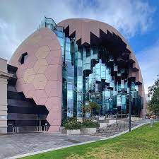 中秋佳節就以這顆吃一半的蛋黃酥提醒大家節制一點可別每逢佳節重三斤了 吉隆圖書館與遺產中心geelong library and