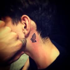 With the 5 points, or perhaps you want even more points and to come up with your very own variation of the star, it is an easy and applicable piece to fit in small places such as behind the ear. 50 Cute Behind The Ear Tattoos For Women 2021 Small Designs