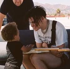 Hablamos entre todos de los dibujos realizados escuchando una música triste. Mgk Aesthetic Mgk Dominic Harrison Mgk Mgk Tattoos