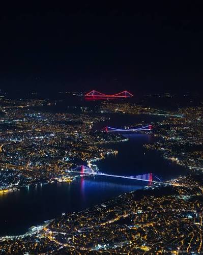 Üç köprüsü ile İstanbul Boğazı üzerinde gece uçuşu ...