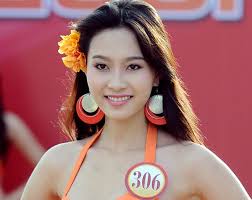 Đăng quang cuộc thi hoa hậu phu nhân thế giới người việt hơn hai tháng thì gặp lùm xùm, tuy nhiên, điều đó không ảnh hưởng nhân dịp năm mới quý tỵ, hoa hậu thu hoài gửi tặng độc giả bộ ảnh khoe dáng rực rỡ với áo dài đón xuân: Ä'á»™i VÆ°Æ¡ng Miá»‡n Diá»‡n Ao Dai Tráº¯ng Hoa Háº­u Ä'áº·ng Thu Tháº£o Chá»©ng Minh Lao Hoa NgÆ°á»£c La Co Tháº­t