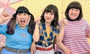 3時のヒロイン という女性3人組芸人が いま熱い 2017年に結成されたまだまだ新しいグループですが そのネタが 今時でオシャレでかわいくて面白い と人気を集めています 洋楽のおしゃれな曲に合わせて キレッキレのダンスを魅せてくれる 今時 お笑い ダンス