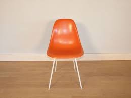 Eudora est une chaise en fibre de verre recouverte d'une variété de tissus imprimés et recouverte de résine de polyester. Chaise Charles Et Ray Eames Fibre De Verre Original Verte