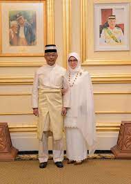 M 022 sultan johor 1: 10 Fakta Menarik Raja Permaisuri Agong Tunku Hajah Azizah Maimunah Kesayangan Rakyat Yang Ramai Tak Tahu Hijabista