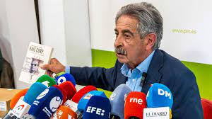 Miguel Ángel Revilla: "No es cualquier cosa una demanda del rey emérito"