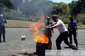 Kebakaran hutan adalah salah satu bencana alam yang dapat merugikan berbagai pihak seperti masyarakat yang bekerja sebagai petani hutan, pabrik. Unpad Gelar Pelatihan Penanganan Kebakaran Skala Kecil Universitas Padjadjaran