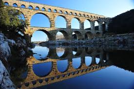 Face à l'ampleur du désastre, un élan de solidarité s'est rapidement mis en place dans le village. Tresors Du Patrimoine Francais Le Pont Du Gard Gard Victor Association