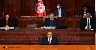 أثارت زيارة رئيس الحكومة التونسية، هشام المشيشي، إلى طرابلس ولقائه كبار المسؤولين الليبيين، ردود فعل متفاوتة داخل الطبقة السياسية، فبينما رحب البعض بهذه الزيارة التي اعتبر أنها ستفتح المجال لاستعادة السوق الليبية الواعدة وتمنح الشركات التونسية فرصة للمشاركة في إعادة الإعمار، قلل آخرون من أهمية الزيارة ونتائجها، معتبرين أنها محاولة لـتسول الاستثمارات الليبية لدعم الاقتصاد التونسي المتردي، وخاصة أنها تأتي بعد الاتفاقيات الكبرى التي وقعتها كل من مصر وتركيا مع ليبيا. Ø§Ù„Ù…Ø´ÙŠØ´ÙŠ Ø§Ù„Ø­Ø¯ÙˆØ¯ Ù…Ø¹ Ù„ÙŠØ¨ÙŠØ§ ÙˆØ§Ù„Ø¬Ø²Ø§Ø¦Ø± Ø³ØªØ¸Ù„ Ù…ÙØªÙˆØ­Ø© Ù…Ù‡Ù…Ø§ ÙƒØ§Ù†Øª Ø§Ù„Ø¸Ø±ÙˆÙ Ø¨ÙˆØ§Ø¨Ø© Ø£ÙØ±ÙŠÙ‚ÙŠØ§ Ø§Ù„Ø¥Ø®Ø¨Ø§Ø±ÙŠØ©