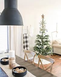 Serving service, festive dinner decoration. 25 Scandinavian Christmas Dining Room Decor Ideas