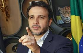 Renan Santos é lançado pelo Missão e ataca Lula, Flávio e outros candidatos