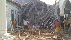 Dengan adanya atap, maka penghuni rumah akan terhindar dari terik matahari saat kemarau, dan terlindungi dari curahan air saat musim penghujan. Atap Masjid Asy Syafii Berusia 100 Tahun Di Cirebon Ambruk