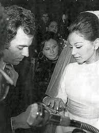 Isabel preysler, que siempre parece intacta gracias a los retoques físicos y virtuales, ejerce su papel de reina del corazón y preside el couché de esta semana junto a su primer marido julio iglesias, flanqueando a los nuevos cónyuges, julio josé y la recién llegada charisse verhaert. La Boda De Julio Iglesias E Isabel Preysler 50 Anos De La Lluvia De Flashes