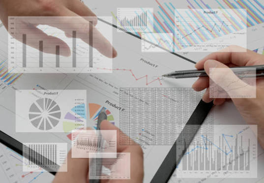 Driver using mobile insurance app that tracks real-time safety behavior