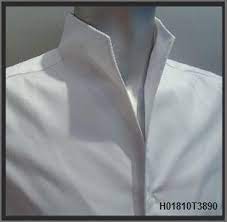 Il présente un col victorien volanté et affiche un motif pois intemporel. Chemise Col Montant Recherche Google Chemisier Col Montant Chemise Col Officier Chemise Col Mao