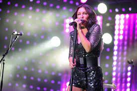 Többszörös arany és platina lemezes, valamint díjak és elismerések tulajdonosa. Kolorline Szorakozas Ruzsa Magdi Koncert Kolorfesztival