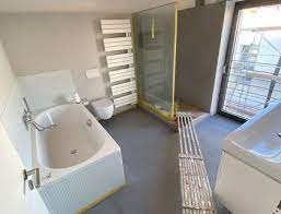 Ein begehbarer kleiderschrank sorgt für ausreichend platz. Badezimmer In Beton Marmoroptik Vom Lieblingsmaler In Braunschweig Meinmaler Partner Netzwerk
