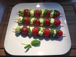 Tomate mozarella spieße mit basilikum mediterranes fingerfood für die nächste grillparty anleitung. Tomaten Mozzarella Spiesse Von Aurora Chefkoch Tomate Mozzarella Tomate Mozzarella Spiesse Mozzarella