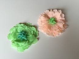 Usando la técnica origami podemos hacer este colgante de flores de papel sólo con papelno necesita bola en el centro corcho nada sólo papel pegamento y una cordón para colgar seguro que tienes los materiales en casa para ponerte manos a. Flor Papel Crepe Pequena Clarimanitas