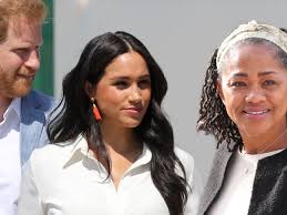 Doria ragland will be arriving in the uk in the week of the wedding, allowing time for prince harry's family, including the queen, the duke of ragland traveled with meghan by car to windsor castle on her big day, but after meghan's dad announced he would no longer attend the royal. Prinz Harry Herzogin Meghan Finding Freedom Autor Er Sieht Doria In Einer Entfernt Mutterlichen Rolle Bunte De