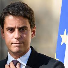 A moins de 30 ans, il secondera le ministre de l'education nationale sur les questions de jeunesse, de vie associative et du service national. Gabriel Attal Partage Les Insultes Antisemites Et Homophobes Qu Il Recoit Et Porte Plainte Femme Actuelle Le Mag