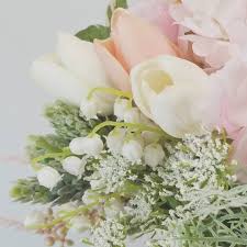 細細粒的鈴蘭好靚啊 絲花嚟㗎 結婚花球 新娘花球 花店 婚禮車花 絲花花球 weddingflowers floweroftheday hkflowershop flowerbouquet gardenrose preweddingflower preweddingphoto colou plants