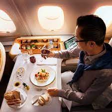 Meanwhile, the upper deck contains the first and business class cabins. Emirates A380 First Class Kabinenausstattung Emirates Deutschland