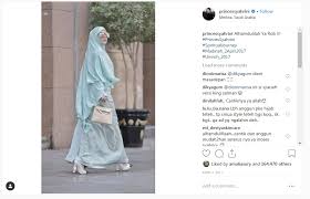 Adik syahrini, aisyahrani, menyemprot akun instagram @naznazif1 yang menuduh pelantun cinta terbaik itu memakai tas hermes palsu. Gaya Syahrini Kenakan Hijab Syar I Hijab Dream Co Id