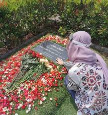 Maybe you would like to learn more about one of these? Kunjungi Makam Ashraf Yang Penuh Bunga Bcl Happy Anniversary Utara Times