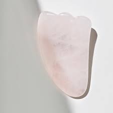 Dem gua sha stein werden nämlich schon beim kontakt mit der haut heilende kräfte zugeschrieben. Gua Sha Edle Steine Fur Eine Schone Haut Blanda Beauty Blog