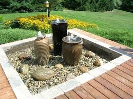 Garten Wasserspiel Vasen Springbrunnen Kieselsteine Parkett Gelbe Blumen Wasserspiel Garten Aussenbrunnen Terrassenbrunnen