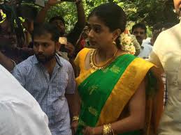 She is fluent in malayalam, tamil, hindi, english, telugu, and kannada. Priyamani Marriage Video Leaked From Sub Registrar Office Filmibeat