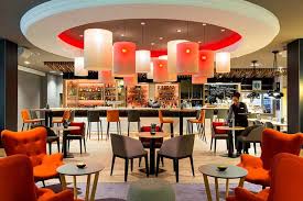 Het biedt een breed scala aan recreatiemogelijkheden, waaronder een gemeenschappelijke salon en een bar. Das Hotel Holiday Inn Munich City Centre Bei Certified