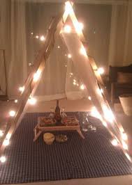 10 Ideas Diy Para Una Noche Romantica De Peliculas Con Tu Pareja Cena Romantica En Casa Noches Romanticas En Casa Regalos De Aniversario