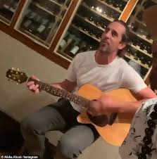 Aaron rodgers is in hawaii with fiancee shailene woodley while the green bay packers are holding otas. Aaron Rodgers Relaxes In Hawaii With Fiancee Shailene Woodley Amid Uncertain Nfl Future With Packers Aktuelle Boulevard Nachrichten Und Fotogalerien Zu Stars Sternchen