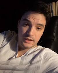 Whindersson Nunes acompanhado? Detalhe em foto do humorista no México  intriga fãs: Bolsa de mulher ali