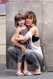 Do Or Don T Matching Mother Daughter Haircuts You Have To See This Pic Of Milla Jovovich Before You Decide Milla Jovovich Mother Daughter Celebrities