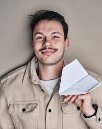 So baust du den perfekten Papierflieger