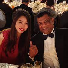 Most of us were taken by surprised when wedding photos of tony fernandes and new bride, chloe, went viral on the internet. Hampir 2 Tahun Berkahwin Suri Hati Tan Sri Tony Fernandes Buat Pemilik Air Asia Ini Benar Benar Bahagia Nona