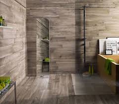 Fliesen In Holzoptik Von Ariana Ideen Fur Bad Wohnzimmer Und Kuche Holzfliesen Dusche Holzwand Fliesen Und Graue Badfliesen
