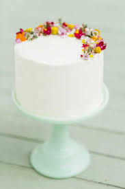 Ok, so a bride has ordered a wedding cake from you and she wants you to decorate it with the same fresh flowers her florist is using in her bouquet and floral decorations. Beautiful Flowers Buy Real Edible Flowers For Cakes