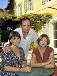 Quant aux belges, ils découvrent que leur lieu de vacances a une petite particularité : Casting Du Film A Dix Minutes Des Naturistes Realisateurs Acteurs Et Equipe Technique Allocine