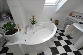 Schones Badzimmer Mit Eckbadewanne Und Schachbrett Fliesen Schachbrett Badewanne Fliesen Schone Badezimmer Eckbadewanne Badezimmer